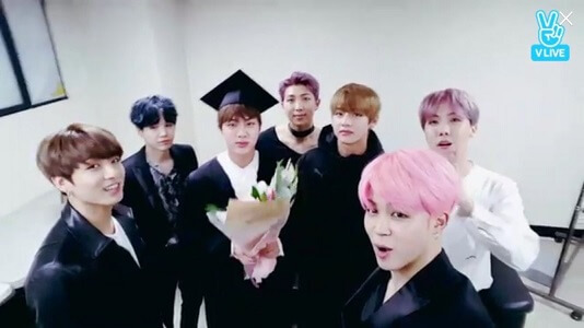 BTSジンとジンの大学卒業を祝うBTSメンバーの画像