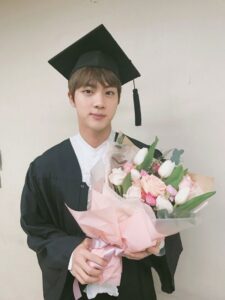 BTSジンの大学卒業画像