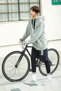 BTSのジンと自転車の画像