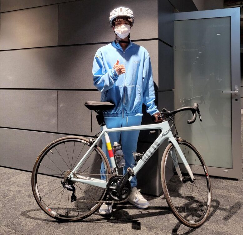 BTSジンの自転車退勤の画像