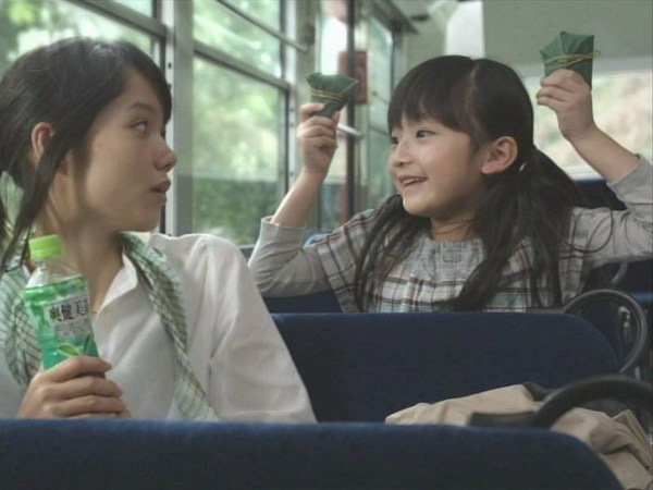 奥田いろはが子役時代に出演した爽健美茶のCMの画像