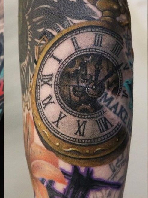 ジョングクのカバーアップされた時計のタトゥー画像