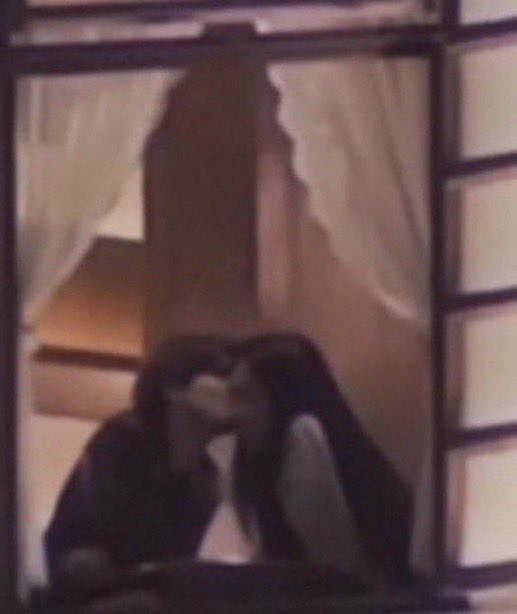 テテジェニのパリでのキス画像